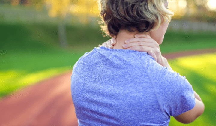 Frau mit Nackenschmerzen beim Sport Frau mit Nackenschmerzen beim Sport